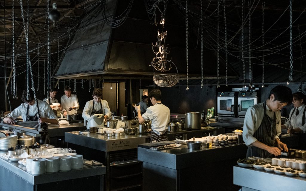 Halte gastromonique pour un repas d’exception à La Grenouillère (La Madelaine-sous-Montreuil), le restaurant deux-étoiles Michelin du chef français Alexandre Gauthier.