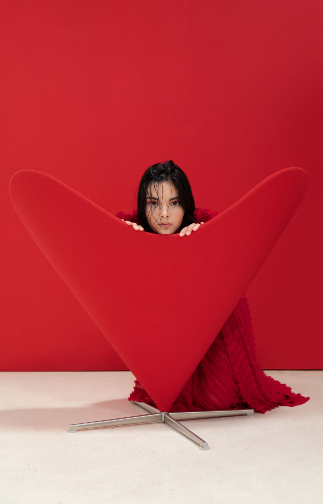 Robe Victor von Schwarz. Chaise rouge Heart Cone (1958) de Verner Panton (Vitra).