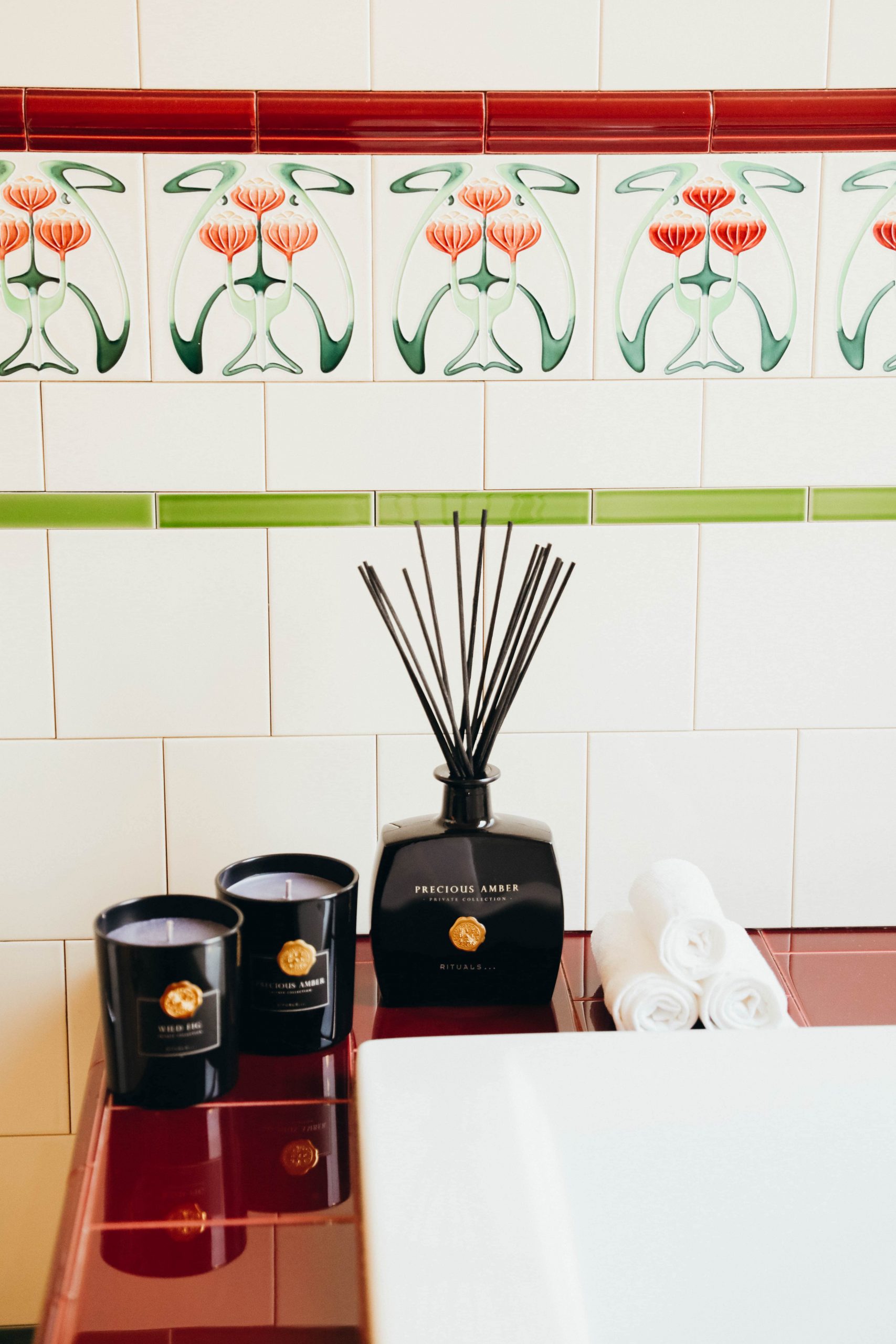 bâtonnets parfumés Rituals dans une salle de bains 