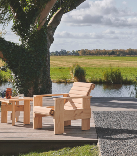 Quand Hay réédite la célèbre chaise Crate de Gerrit Rietveld