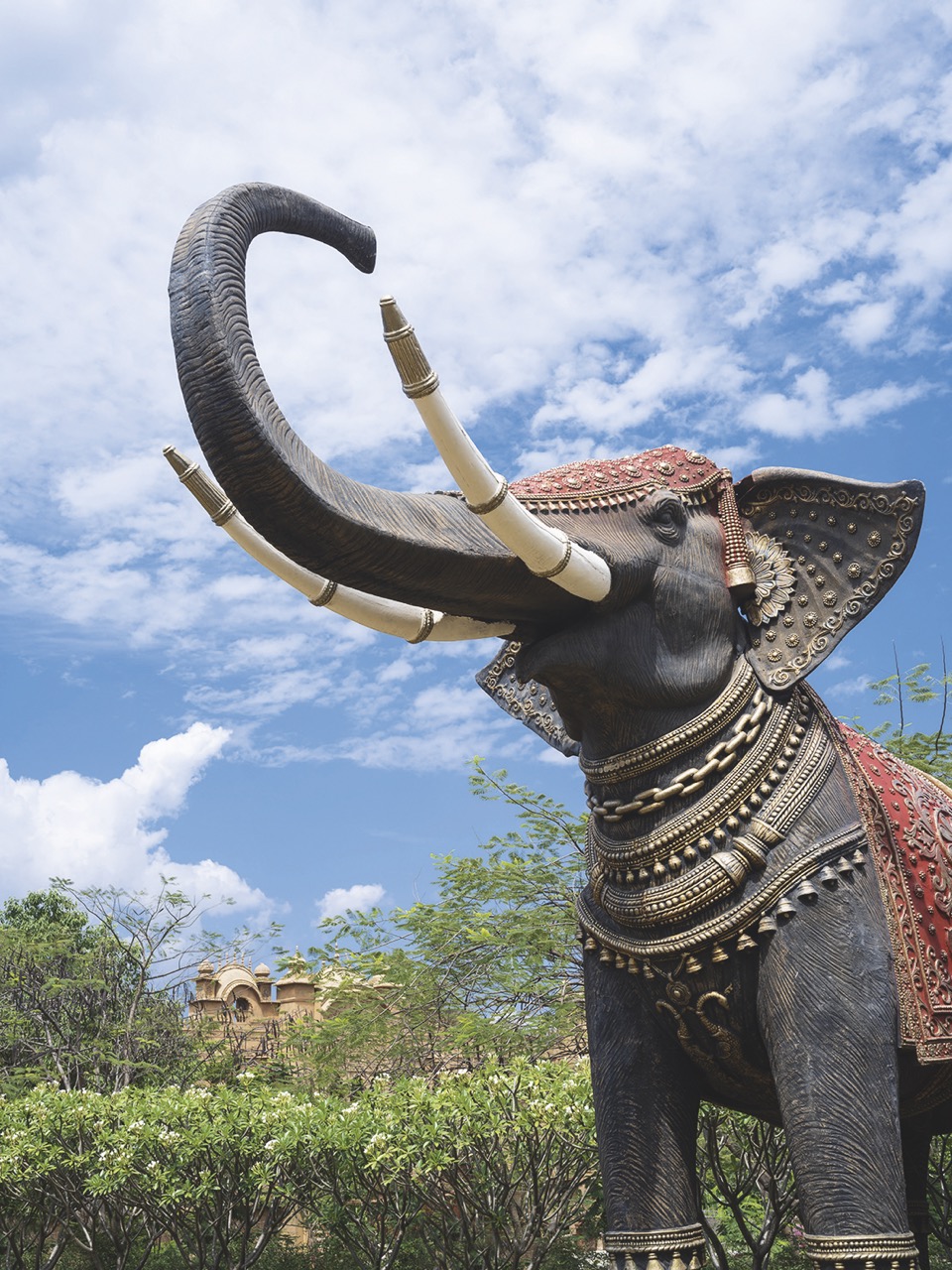 Intérieurs fastueux inspirés de l’âge d’or musulman indien ou éléphants grandeur nature chez ND’s Studio.