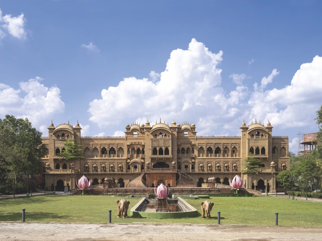 Inspiré du Sheesh Mahal, palais moghol du XVIIe siècle, à Udaipur (Rajasthan), cet énorme décor de carton-pâte,...