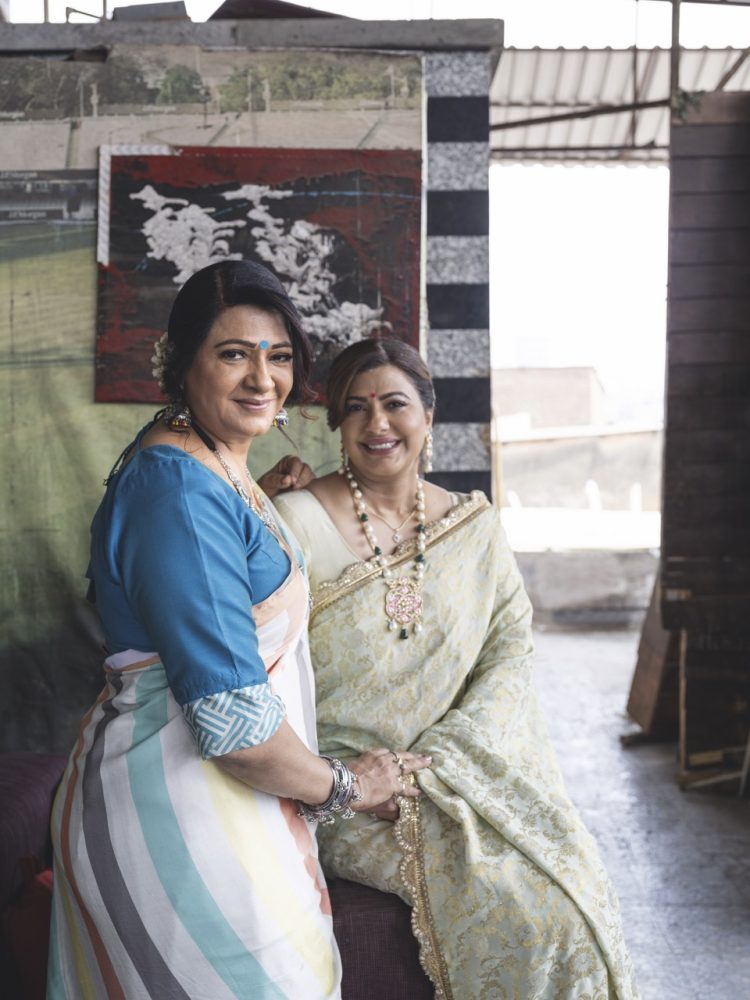 Les actrices Usha Bachani et Anisha Hinduja, figures de la série à succès Kundali Bhagya, entre deux...