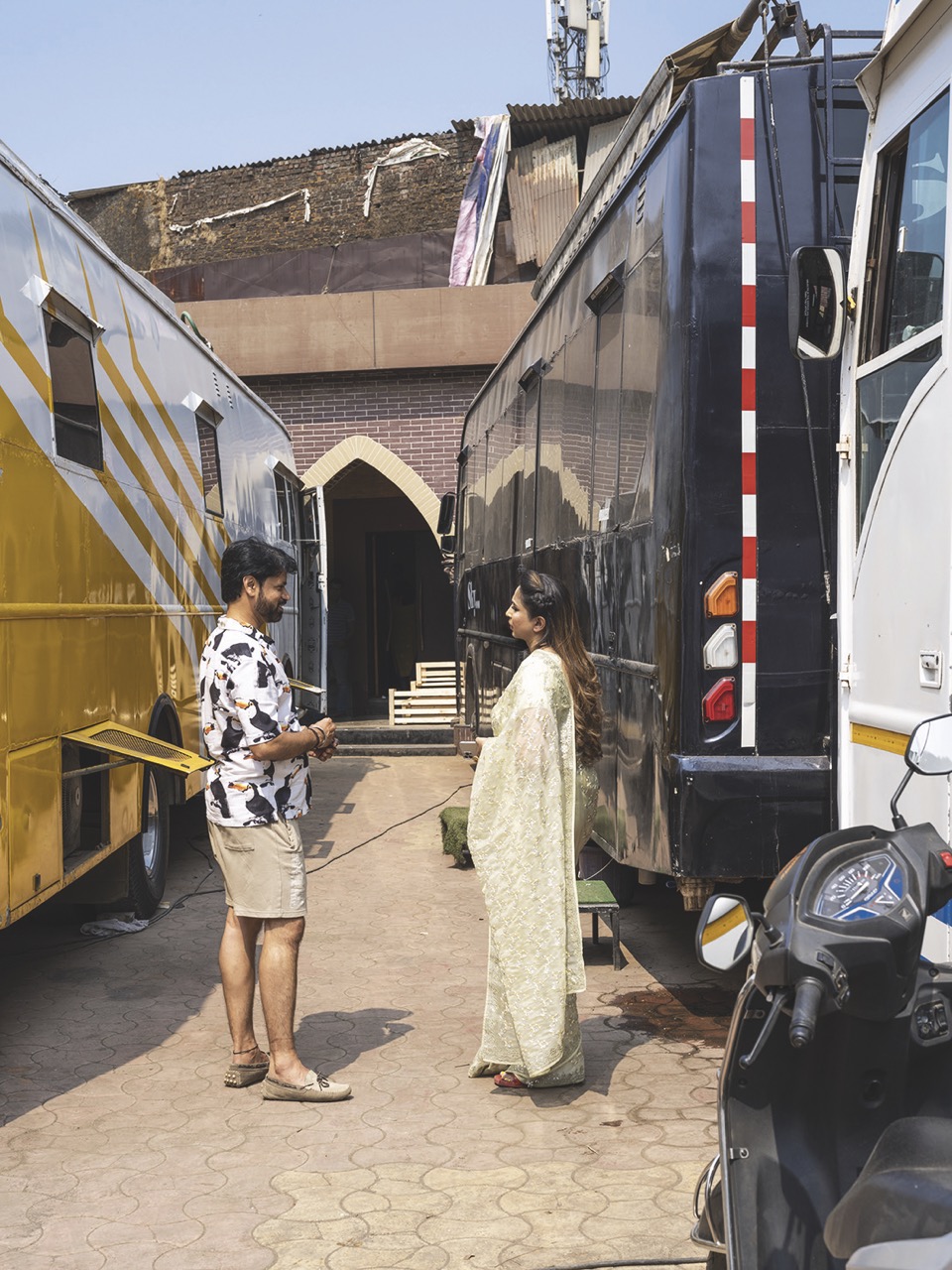 Les bus qui stationnent ont été transformés en loges d’acteurs et d’actrices.