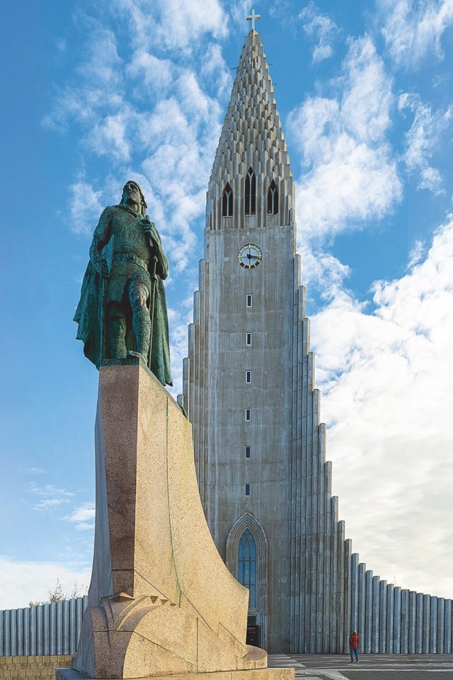 L’église Hallgrímskirkja et la statue de l’explorateur Leif Erikson dans le centre-ville de Reykjavík.