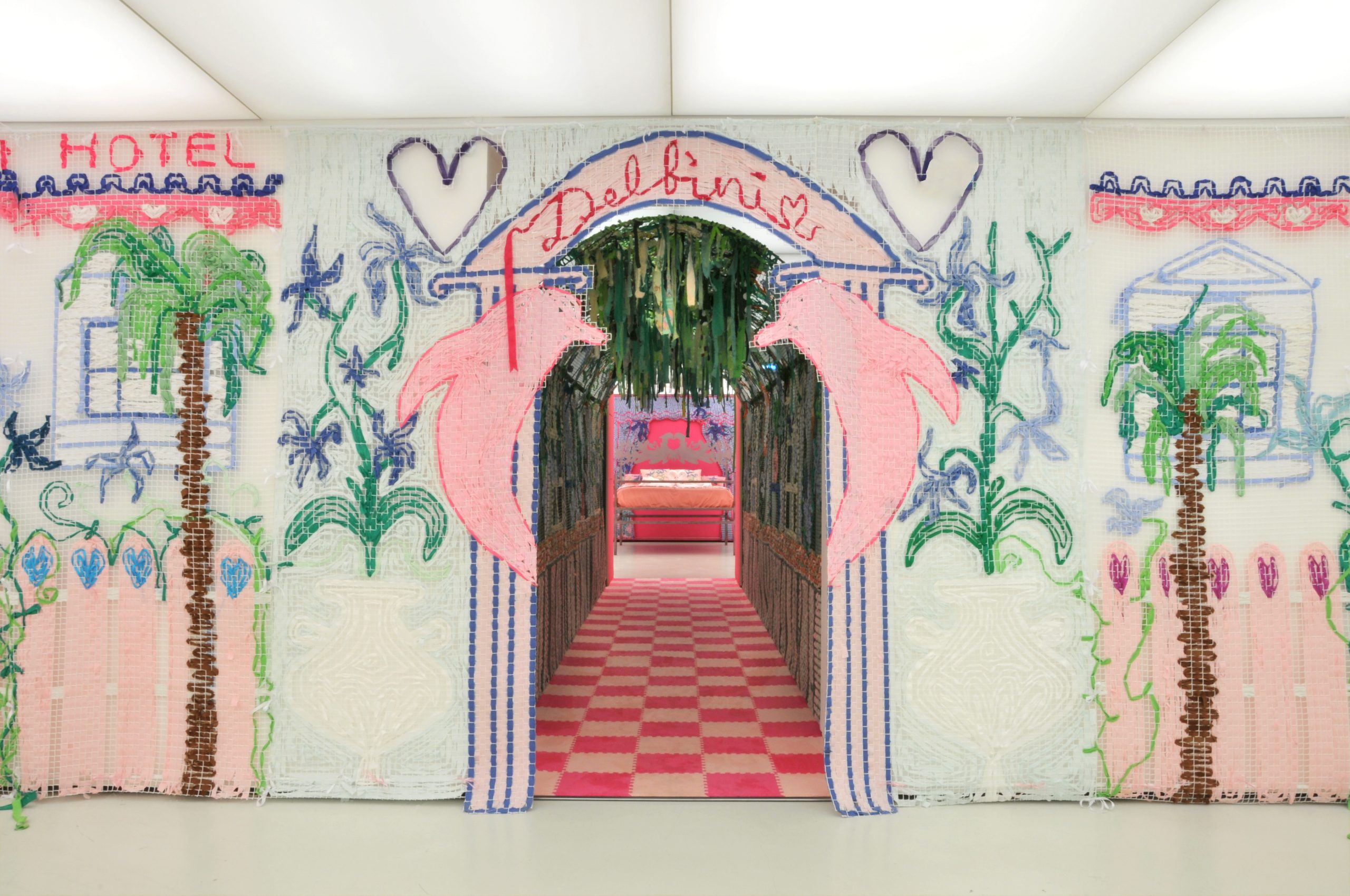 Delphine Dénéréaz, een beeldend kunstenaar uit Marseille, bouwt een meeslepend café tijdens de Luxemburgse Kunstweek.