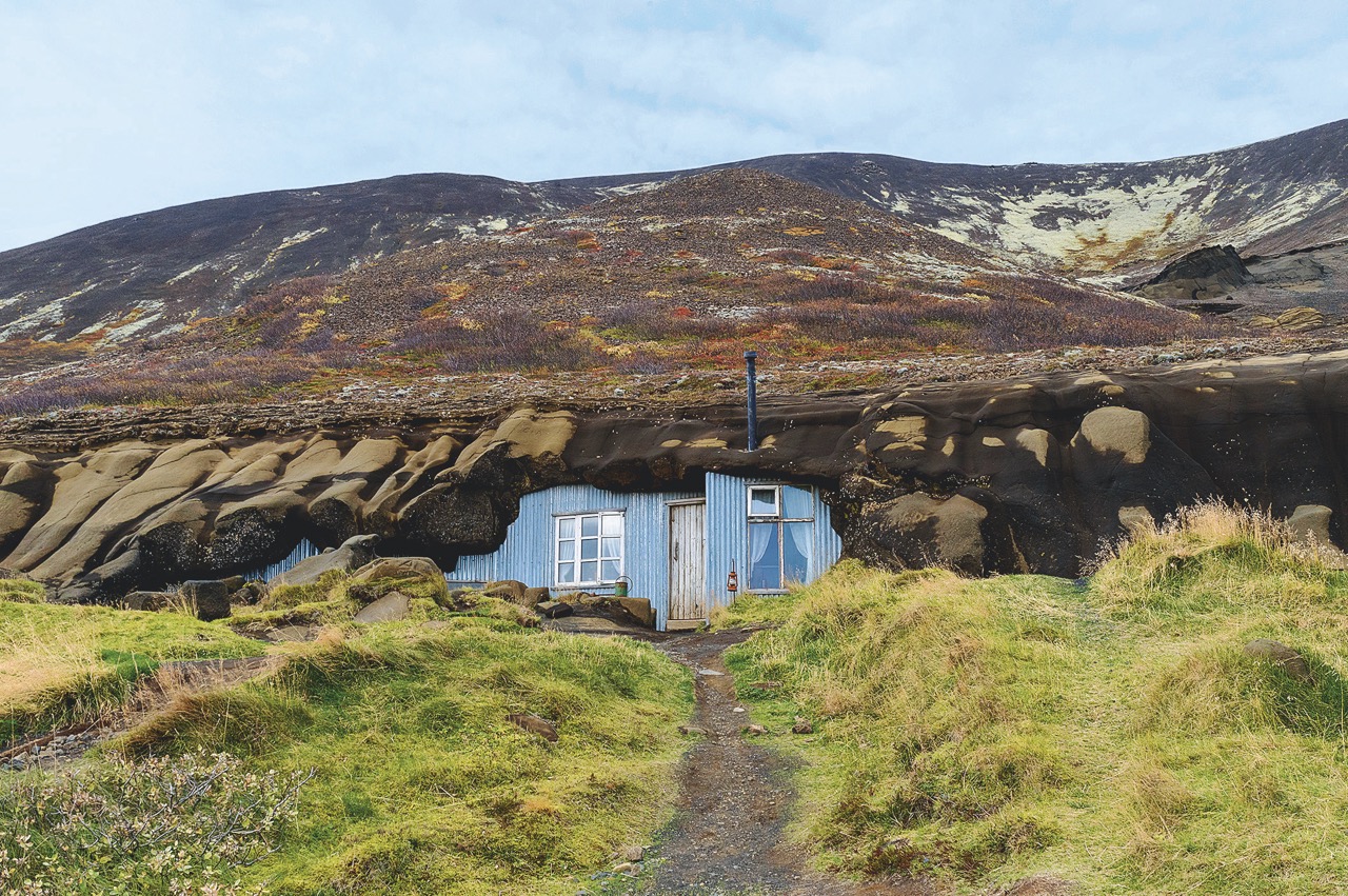laugarvatnshellar-caves-the-house-built-into-a-hill-in-iceland-grande